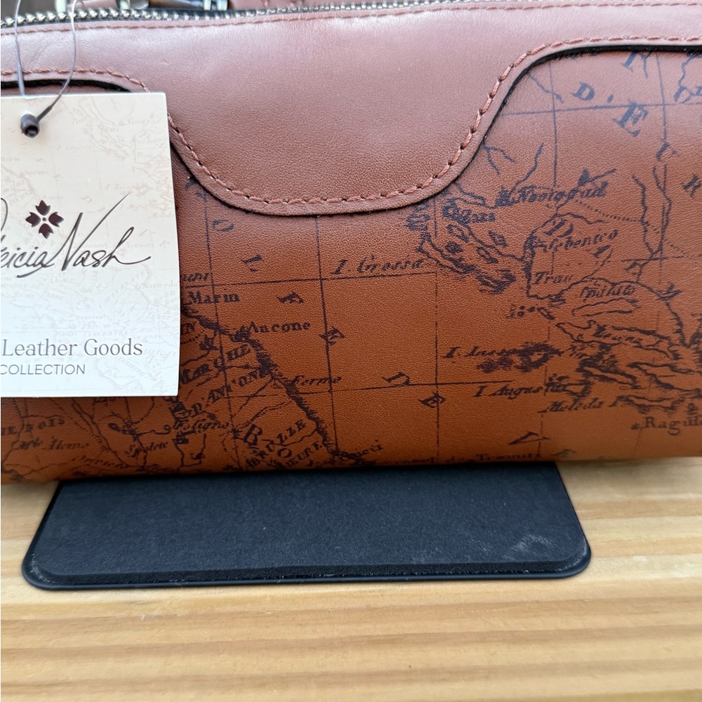 Patricia Nash NWT Tan Map Print Crossbody Bag - Picture 2 of 5